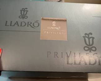 #111	Lladro 7686 "Pals Forever" 	 $30.00 
