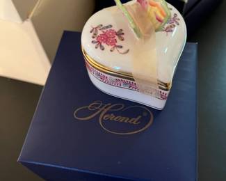 #325	Herend heart shape 2003 butterfly top trinket box 	 $50.00 			


