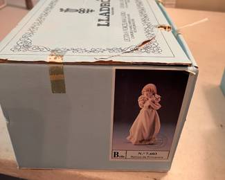 #116	Lladro 7.603 Girl w/flowers in box 8" Tall Approx	 $35.00 

