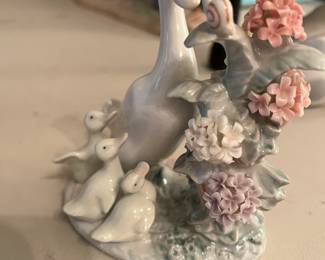 #154	Lladro 1439 "How Do You Do!  Mother Duck and Ducklings Gloss Finish	 $40.00 
