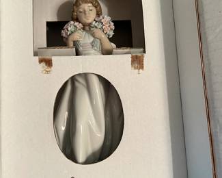 #116	Lladro 7.603 Girl w/flowers in box 8" Tall Approx	 $35.00 
