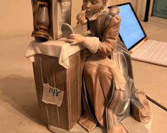 #148	Lladro 1407 Summer Stock Normal Rockwell Queen Elizabeth Approx 10"H x 6.5"Wx7"D	 $225.00 
