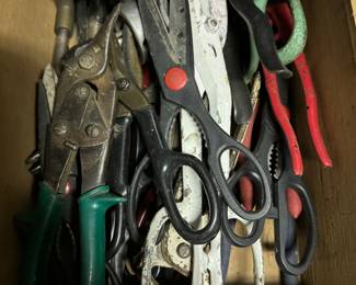 COLLECTION OF NIPPERS, SCISSORS 