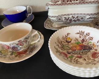 Johnson Brothers Windsor Ware "Pomona" - Set of 5 Desert Bowls, Teacup & Saucer