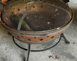 A nice fire pit! Ready to use to warm up the cool spring/summer nights! 