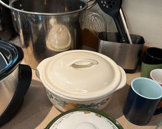More great pieces - large stock pot, two lidded casseroles! 