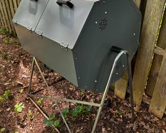A fantastic JORA Composter!  Outdoor Dual Chamber! EXCELLENT CONDITION! 