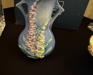 A beautiful vintage Roseville Blue Foxglove Art Pottery Vase! 