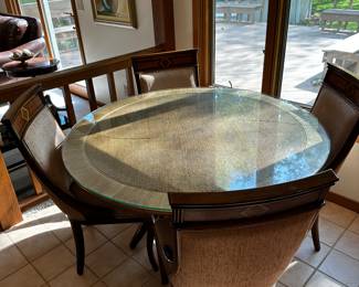 Here is the table and chairs in the eat in kitchen! Excellent quality! 