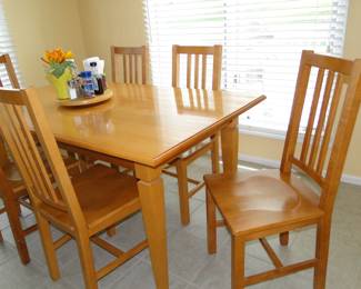 Remarkable Mission Style table and chairs, in a perfect finish