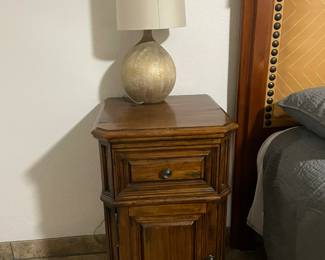 camello night stand and headboard, we have two night stands, 2 lamps, matching dresser, 