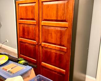 Center cabinet for the 2 matching cabinets  