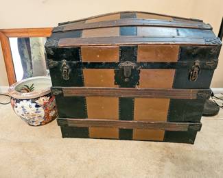 Vintage trunk, cache pot