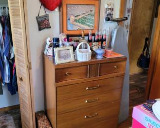  Chest of Drawers 