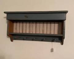 Wall shelf with peg hangers