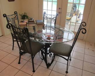 Very nice table & 4 chairs