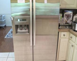 Extremely nice Whirlpool refrigerator