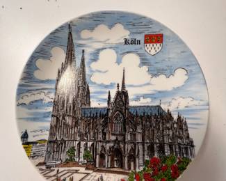 VINTAGE COLLECTIBLE PLATE