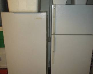 Freezer and refrigerator 