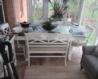 Table with four chairs and a bench, like brand new