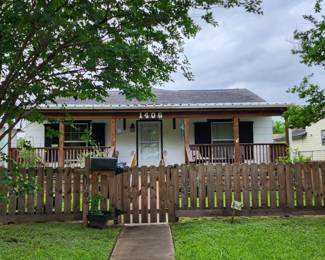 House - Up for sale! Has Garage in Back