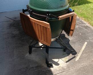 Big Green Egg BBQ with Stand, Cover and Accessories