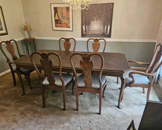 Drexel Heritage solid oack dining room table with leaves and table pads