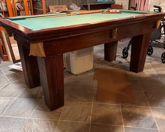 Diminutive pool table 