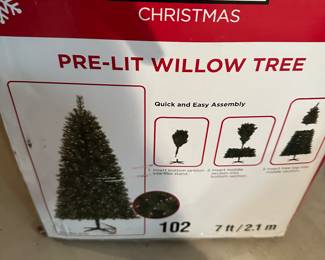 Pre lit christmas tree