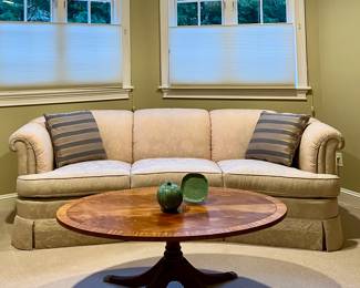 Gorgeous traditional furnishings!