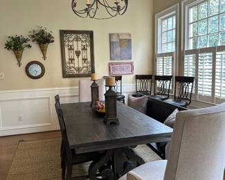 Unique expandable dining table 