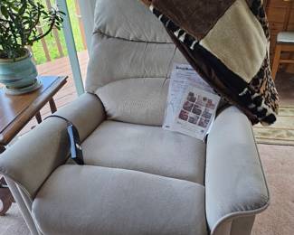 Lift Chair- Super clean -Barely used if at all.