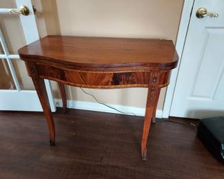 Great antique dining table which folds open and accepts 3 leaves