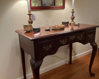 VANITY TABLE