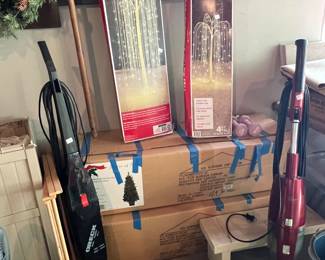 CHRISTMAS TREES AND DECOR