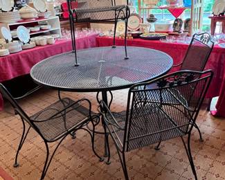 VINTAGE WOODARD TABLE AND CHAIRS FROM 1970'S