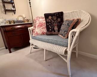 BEAUTIFUL VINTAGE WICKER SETTEE