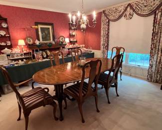LOVELY DINING ROOM TABLE WITH 8 CHAIRS AND EXTRA LEAVES