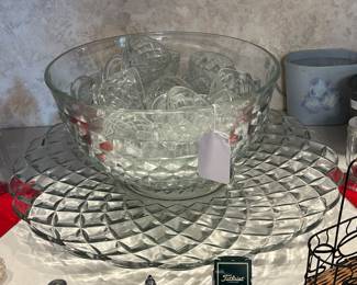 PUNCH BOWL SET ON LARGE PLATTER