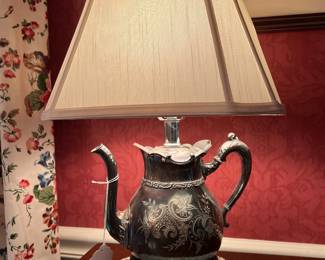 BEAUTIFUL ANTIQUE DECORATIVE LAMP