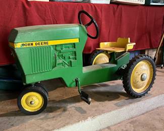 JOHN DEERE RIDING TRACTOR FROM EARLY 70'S