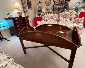 NICE SHIP CAPTAINS COFFEE TABLE. DON'T WANT YOUR DRINKS SLIDING OFF THE EDGE WHEN THE WATER GETS ROUGH!