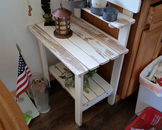 Nice smaller version of a potting bench