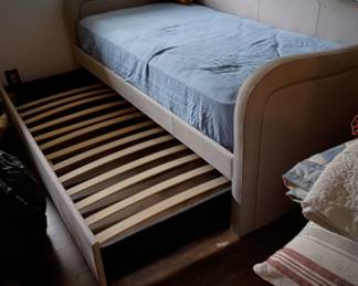 Day bed with option of a second trundle bed 
In good condition, clean