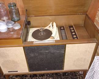 Vintage GE HI-FI stereo  console , as found. $5