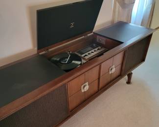 Vintage RCA stereo cabinet in good working condition
