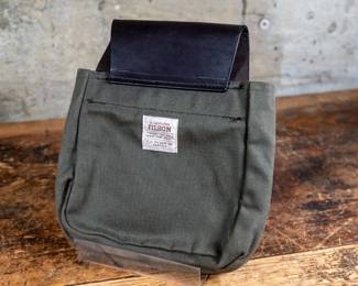 A Filson Rugged Twill Belt Pouch in Otter Green. Dual-compartments and fits up to a 2" belt. Thick Bridle Leather Loop. New Condition.
