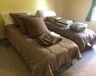 twin beds, pillows, bedding
