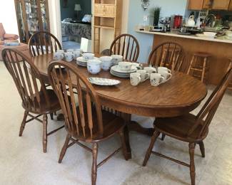Oak dining table with 6 chairs & 2 leaves, set of dishes
