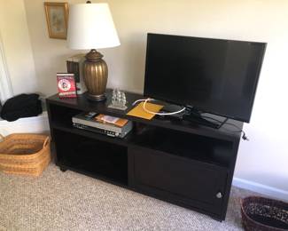 flat screen tv, tv stand, lamp
